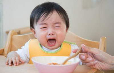 Bé hay quấy khóc khi ăn cũng là biểu hiện của tình trạng biếng ăn