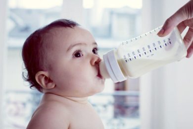 Sữa công thức khiến trẻ bị táo bón