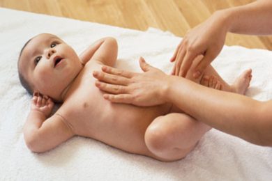 Massage bụng chữa táo bón cho trẻ