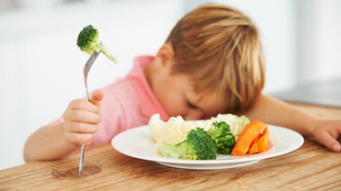 ‘Mẹo’ xử lý khi con không thích ăn rau xanh